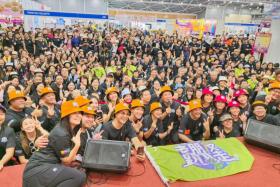Around 1,000 people turned up for the 100th walk by director Jack Neo's PPZ, including local celebrities like Terence Cao, Henry Thia, Dawn Yeoh and Collin Chee.