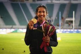 Shanti Pereira proudly shows her 200m gold after the presentation ceremony.