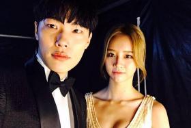 Ryu Jun-yeol (left) and Hyeri have decided to remain as colleagues who support each other.