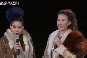 Coco Lee (right) and Jenny Tseng performed together at a concert in 2006.