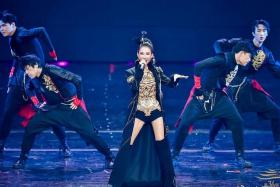 Coco Lee performing at China's Hundred Flowers Awards on July 30, 2022.