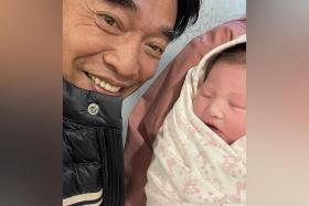 Taiwanese host Jacky Wu posted a picture of himself with his granddaughter, the child of his second daughter Vivian.