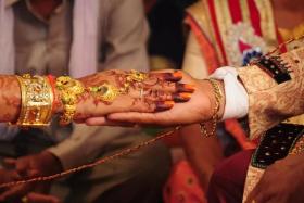 A bride in India shocked wedding guests when she abruptly removed her thaali during a wedding ceremony.