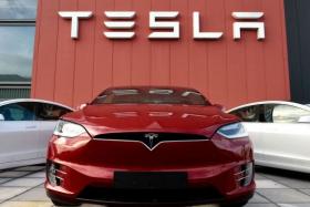 Tesla shares closed up 12.7% at US$1,024.86.