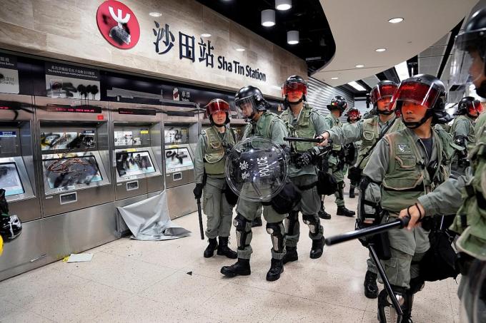 Fresh Hong Kong clashes outside mall but airport avoids disruption, Latest World News - The New ...