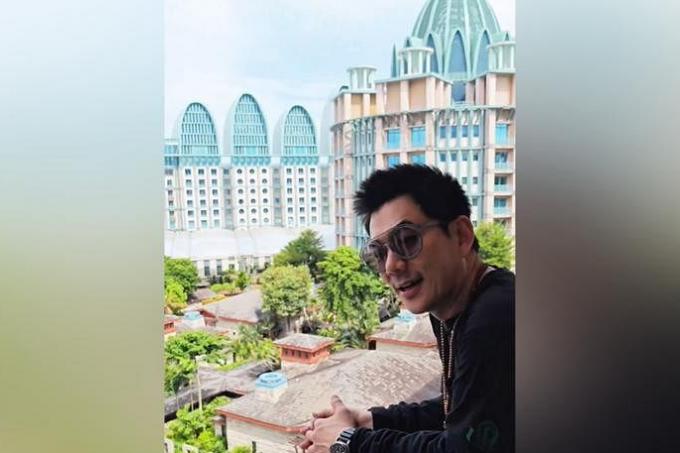 Singer Richie Jen asks fans not to mention they have bumped into him in Singapore